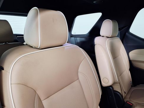 Used 2023 Chevrolet Traverse Premier image 12