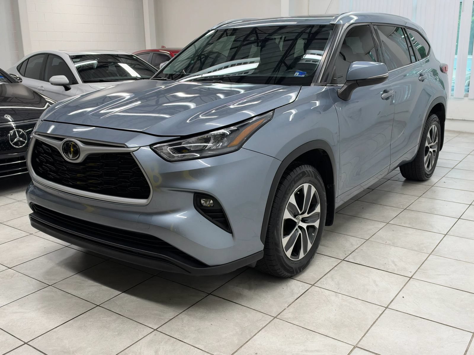 Used 2020 Toyota Highlander XLE AWD/4WD image 3