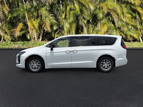New 2027 Chrysler Pacifica Select FWD image 8