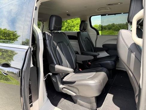 Used 2024 Chrysler Pacifica Touring-L FWD image 12