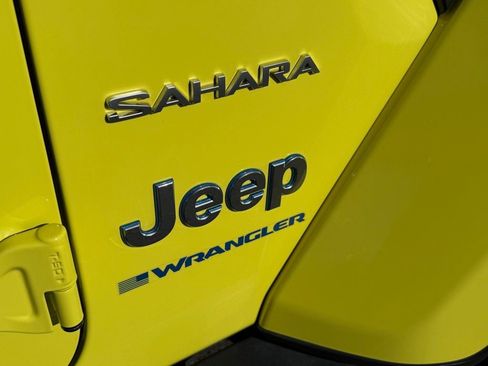 Used 2024 Jeep Wrangler Unlimited Sahara w/ Technology Group image 17