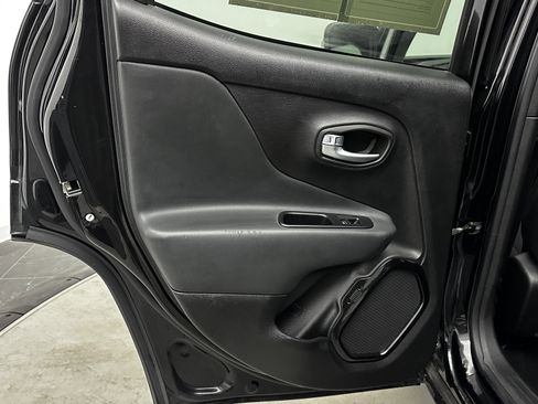 Used 2018 Jeep Renegade Altitude image 21