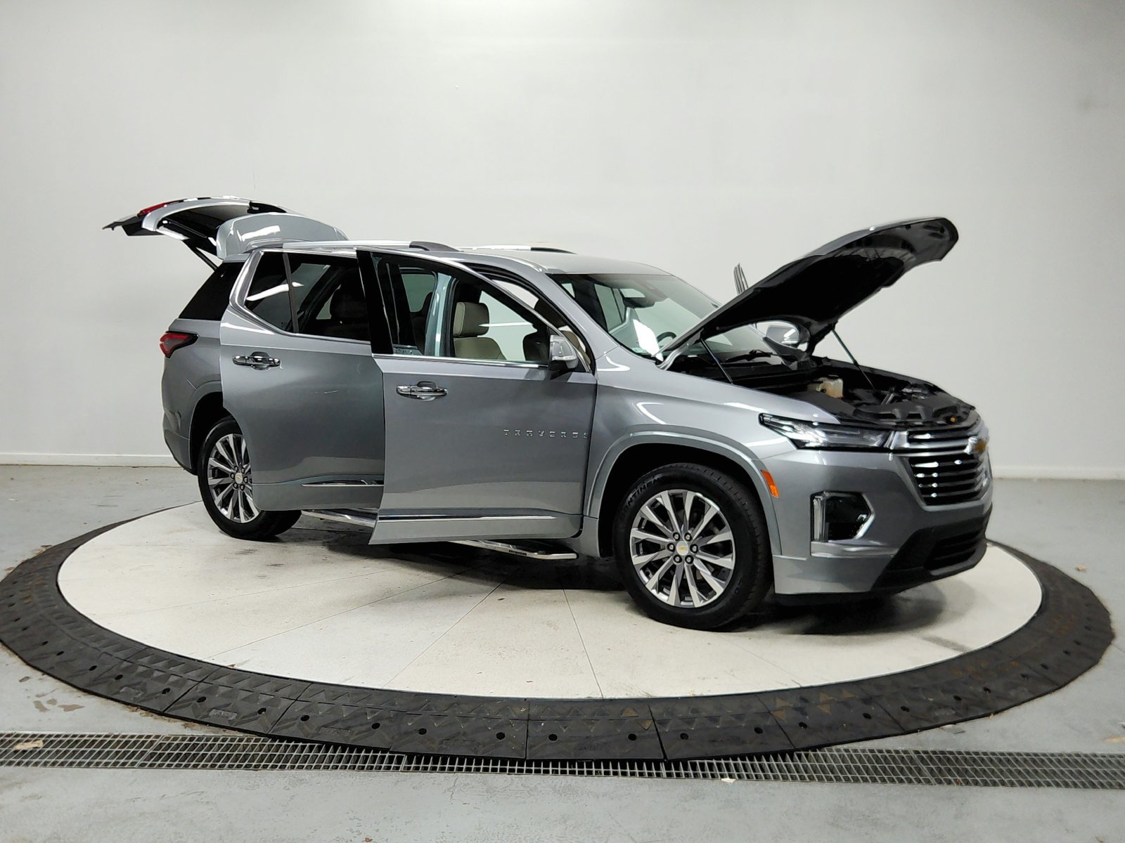 Used 2023 Chevrolet Traverse Premier FWD image 10
