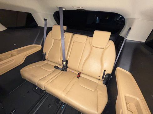 Used 2024 Kia Carnival EX image 6