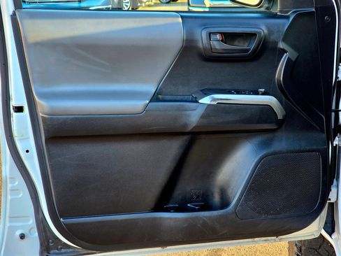 Used 2016 Toyota Tacoma SR5 AWD/4WD image 25