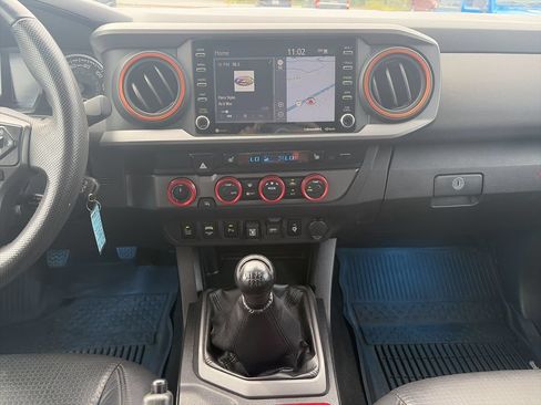 Used 2020 Toyota Tacoma TRD Sport w/ TRD Premium Sport Package AWD/4WD image 15