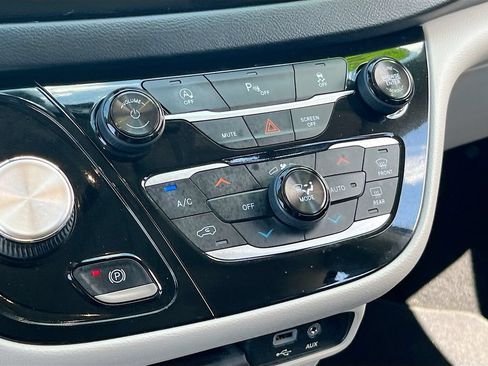 Used 2018 Chrysler Pacifica Touring-L Plus FWD image 16