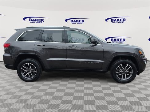 Used 2021 Jeep Grand Cherokee Laredo image 2