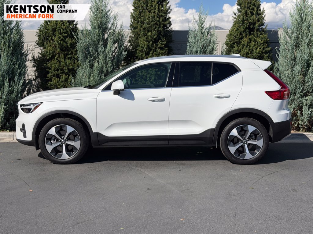 Used 2025 Volvo XC40 B5 Plus AWD/4WD image 4
