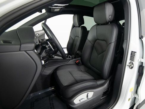 Certified 2025 Porsche Macan image 17