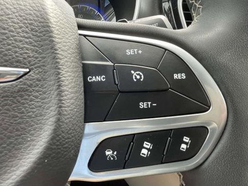 Used 2024 Chrysler Pacifica Touring-L FWD image 20