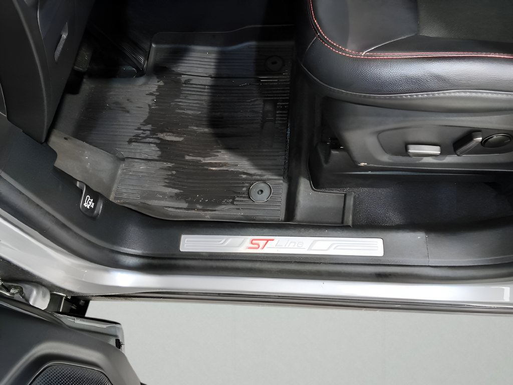 Used 2023 Ford Explorer ST-Line AWD/4WD image 11