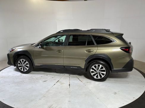 Used 2023 Subaru Outback Premium AWD/4WD image 3