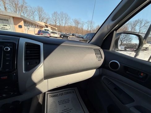 Used 2014 Toyota Tacoma 4x4 Access Cab V6 w/ TRD Sport Package image 20