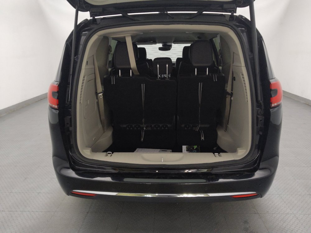 Used 2024 Chrysler Pacifica Limited FWD image 29