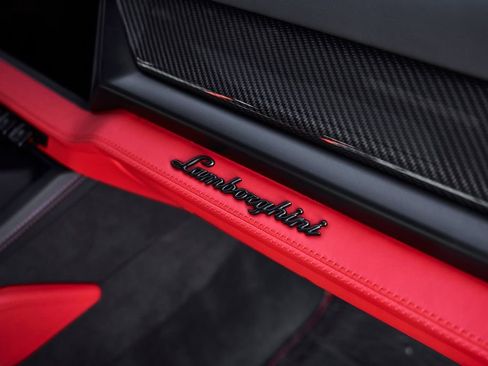 Used 2025 Lamborghini Urus Performante AWD/4WD image 41