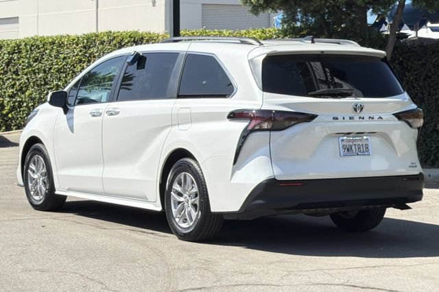 Used 2024 Toyota Sienna XLE FWD image 6