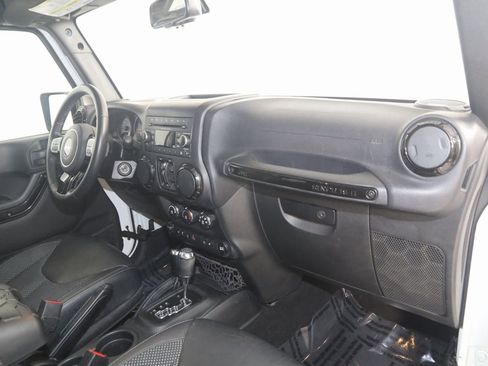 Used 2016 Jeep Wrangler Unlimited Sahara image 32