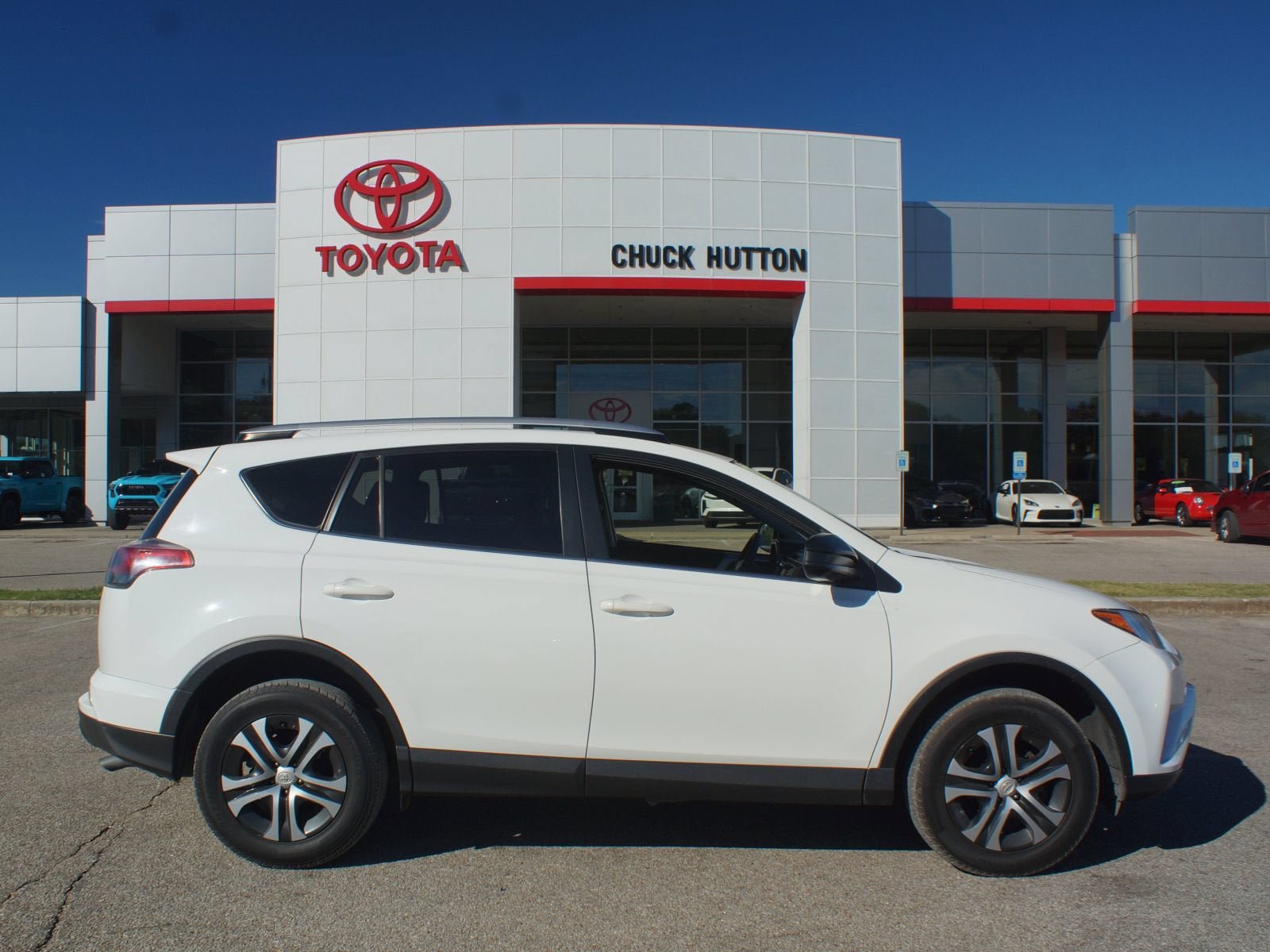 Used 2016 Toyota RAV4 LE FWD image 1