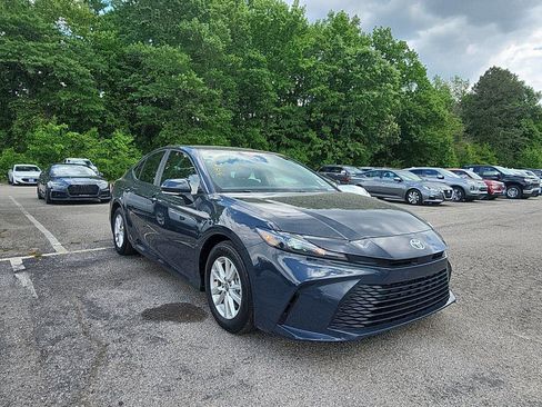 Used 2025 Toyota Camry LE image 7