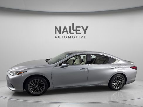 Used 2025 Lexus ES 300h w/ Technology Package image 2