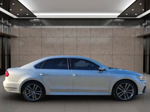 Used 2016 Volkswagen Passat 1.8T R-Line w/ R-Line Lighting Package image 8