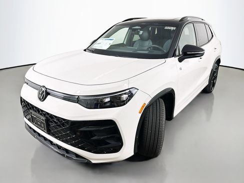 New 2026 Volkswagen Tiguan SE R-Line AWD/4WD image 3
