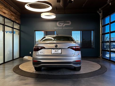 Used 2024 Volkswagen Jetta SE image 4