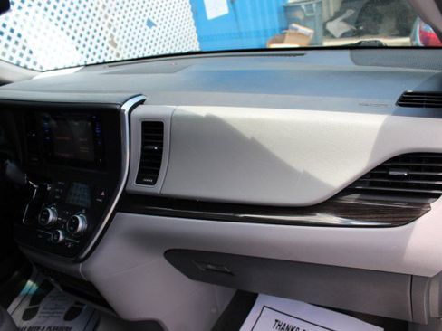 Used 2015 Toyota Sienna XLE FWD image 9