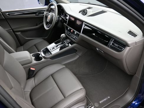 Certified 2026 Porsche Macan AWD/4WD image 32