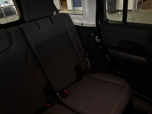 Used 2025 Jeep Wrangler Sahara image 36
