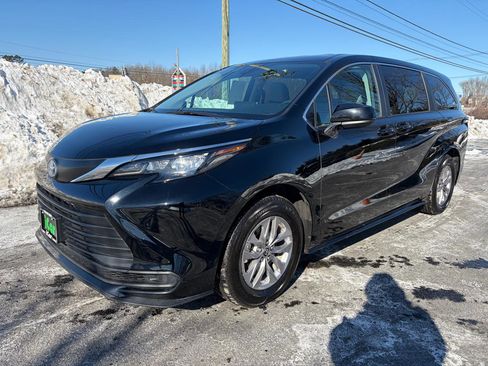 Used 2024 Toyota Sienna LE image 2