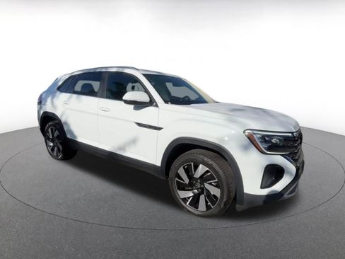 Used 2025 Volkswagen Atlas Cross Sport SE image 2