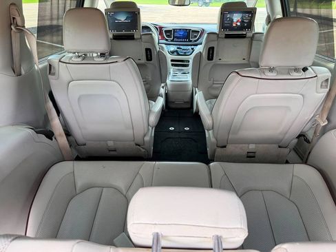 Used 2017 Chrysler Pacifica Limited FWD image 11