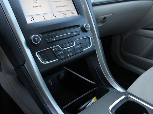 Used 2017 Ford Fusion SE w/ Fusion SE Technology Package image 16