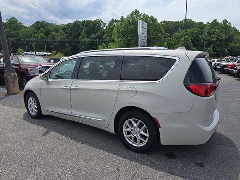 Used 2020 Chrysler Pacifica Touring-L FWD image 5