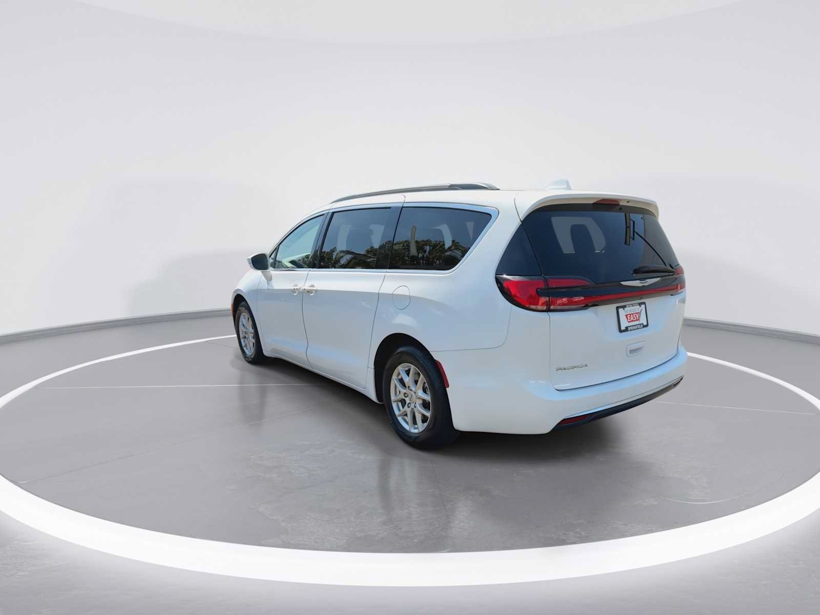 Used 2022 Chrysler Pacifica Touring-L FWD image 6