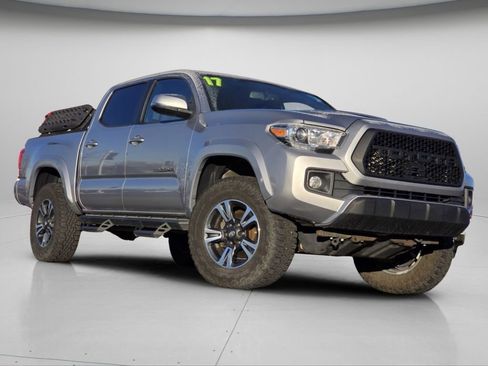Used 2017 Toyota Tacoma TRD Sport image 2