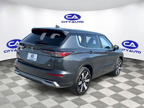 Used 2025 Mitsubishi Outlander SE image 3