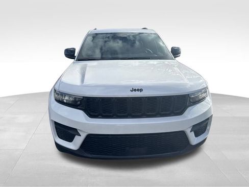 New 2025 Jeep Grand Cherokee Altitude image 9