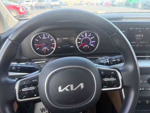 Used 2024 Kia Carnival LX FWD image 17