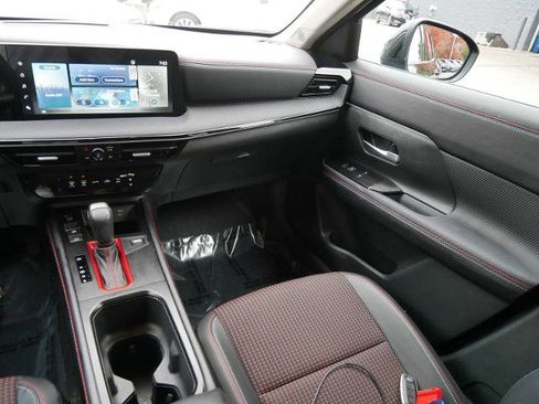 Certified 2025 Nissan Kicks SR image 14