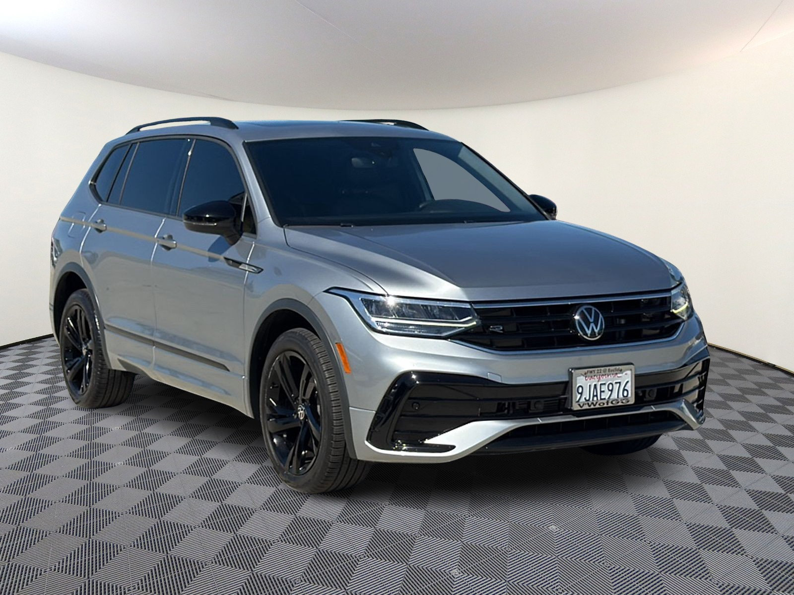 Used 2023 Volkswagen Tiguan SE R-Line FWD image 1