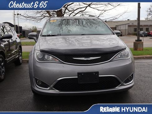Used 2017 Chrysler Pacifica Touring-L image 6