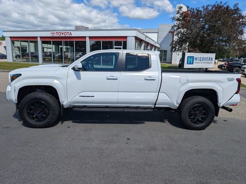 Used 2025 Toyota Tacoma TRD Sport AWD/4WD image 2