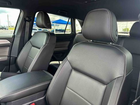 Used 2023 Volkswagen Atlas Cross Sport SE FWD image 13