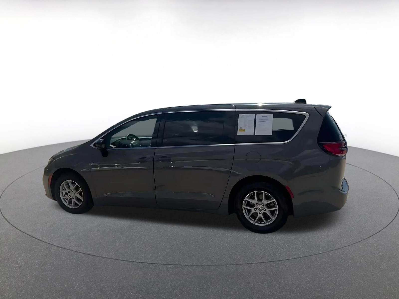 Used 2025 Chrysler Pacifica Select FWD image 8