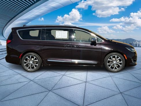 Used 2017 Chrysler Pacifica Limited w/ Advanced Safetytec Group image 3
