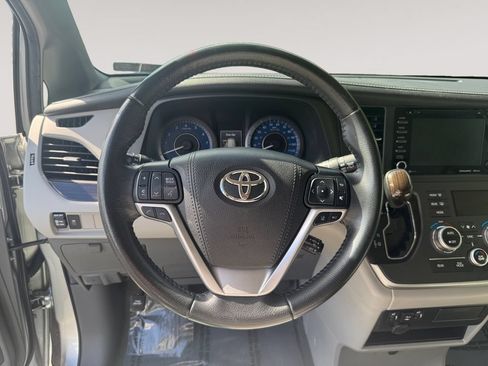 Used 2020 Toyota Sienna XLE w/ Carpet Mat Package FWD image 12