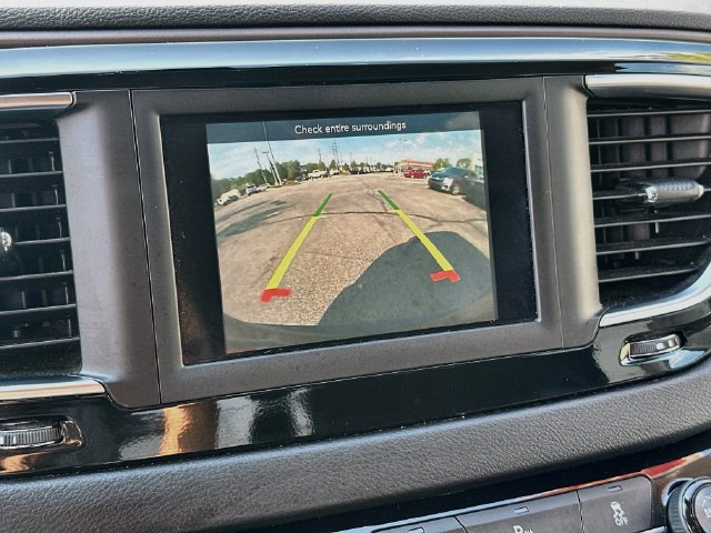 Used 2018 Chrysler Pacifica Touring-L w/ Tire & Wheel Group FWD image 13